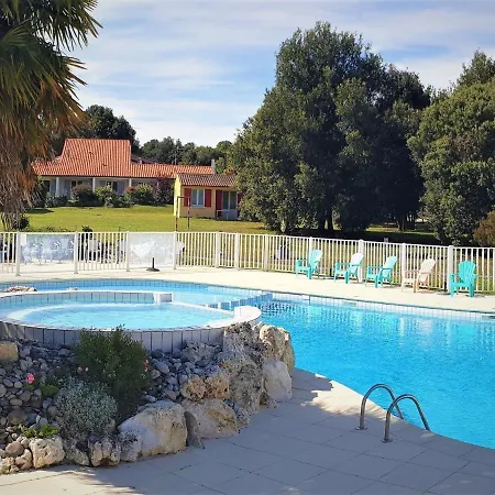 Vakantiehuis Alluring Holiday In Saint-savinien With Jacuzzi *
