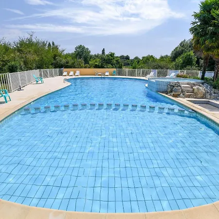Alluring Holiday In Saint-savinien With Jacuzzi Vakantiehuis *