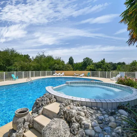 Alluring Holiday In Saint-savinien With Jacuzzi Vakantiehuis Saint-Savinien