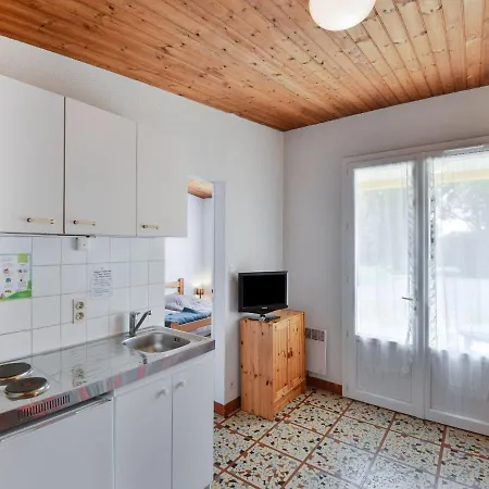 Alluring Holiday In Saint-savinien With Jacuzzi Vakantiehuis Saint-Savinien