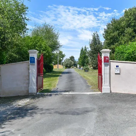 Vakantiehuis Alluring Holiday In Saint-savinien With Jacuzzi *