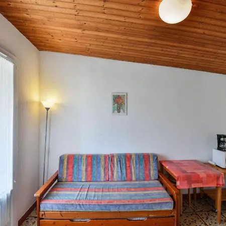 Vakantiehuis Alluring Holiday In Saint-savinien With Jacuzzi
